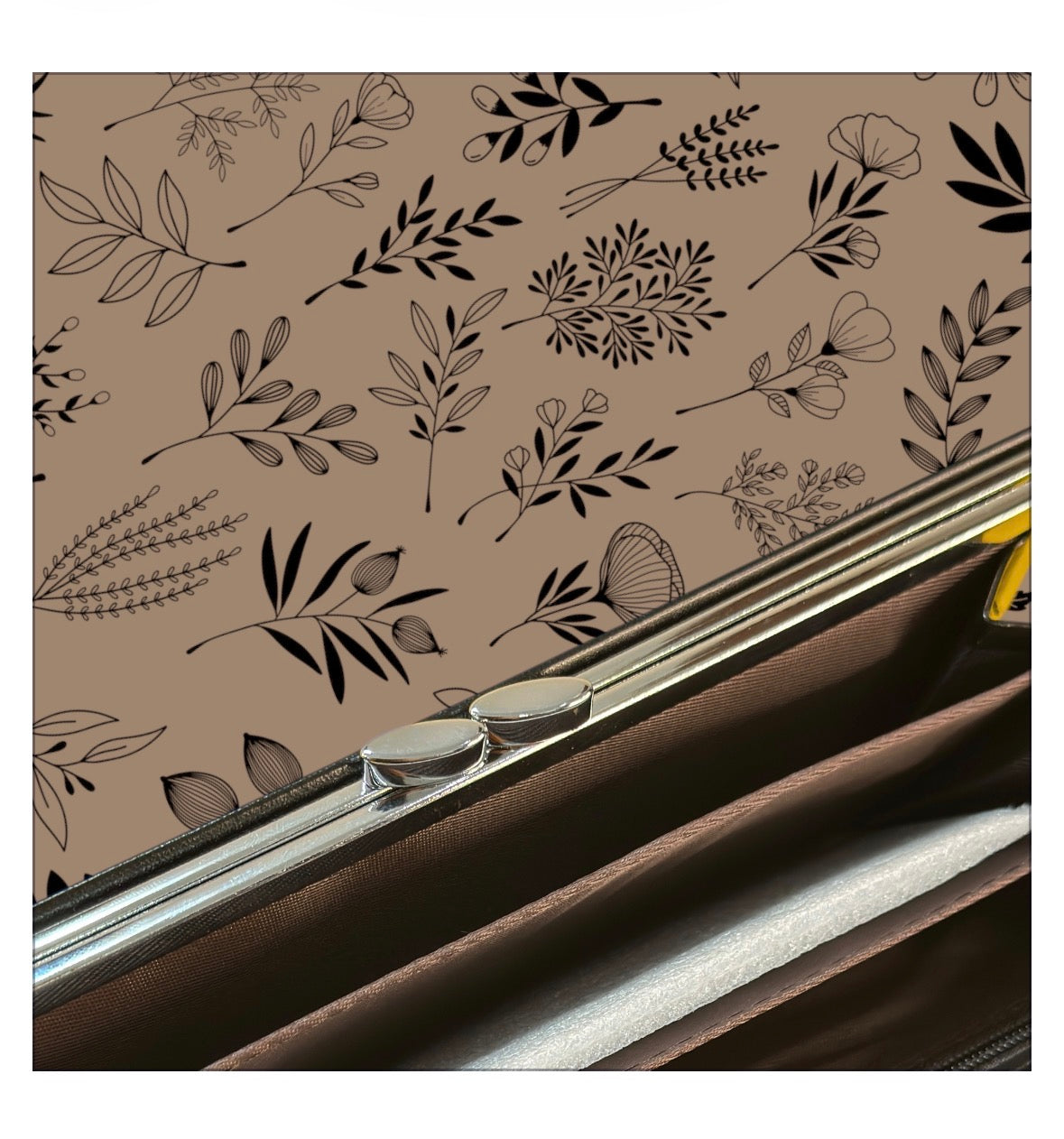 Elegant Long Wallet with Multiple Compartments & Classic Flap Design